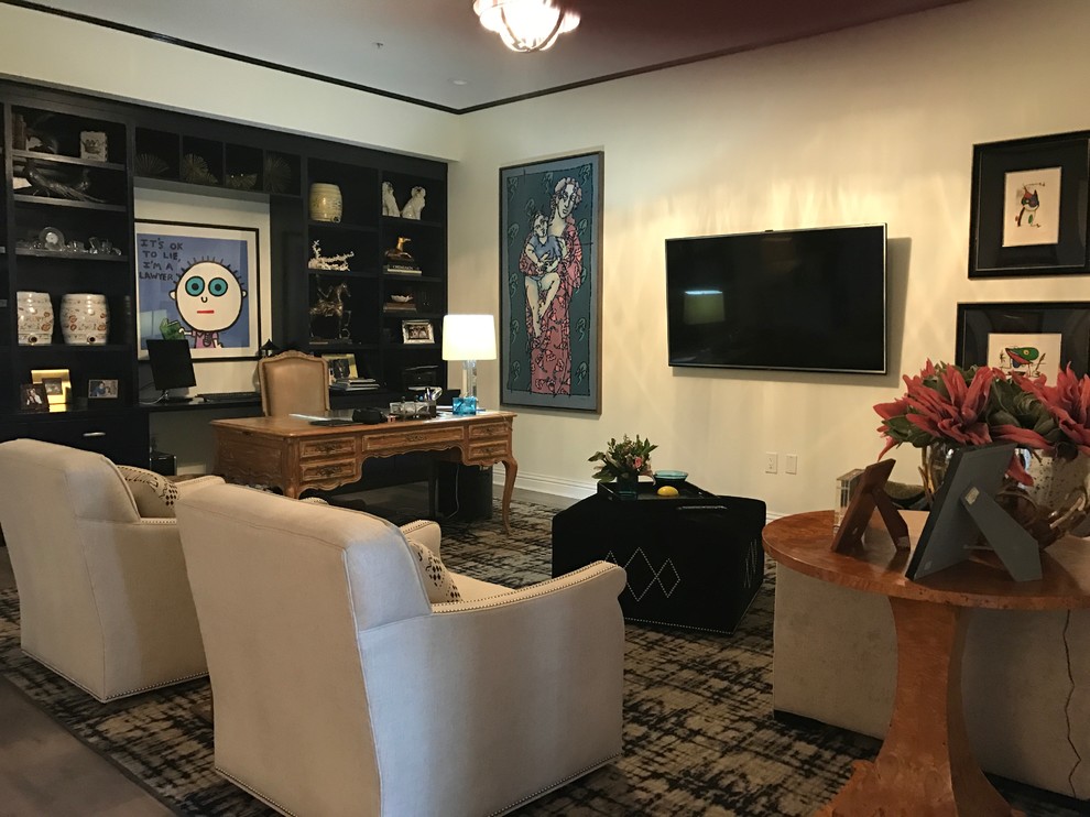 Modernes Arbeitszimmer mit weißer Wandfarbe, Keramikboden und freistehendem Schreibtisch in Tampa