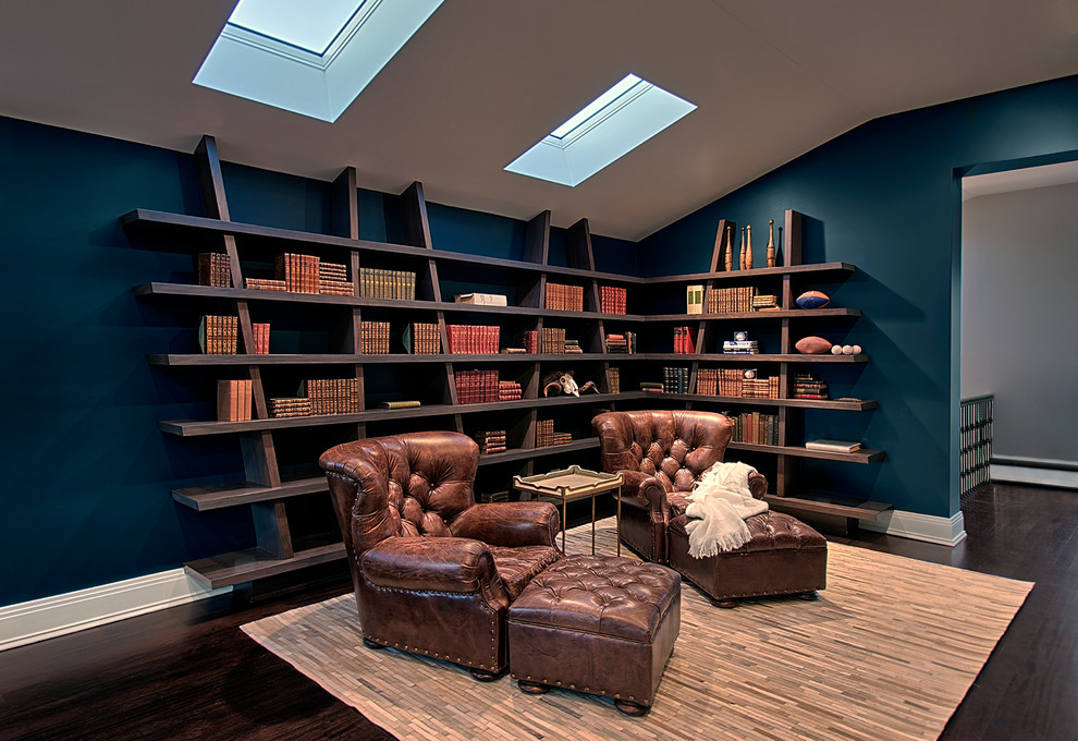 Imagen de despacho contemporáneo con paredes azules y suelo de madera oscura