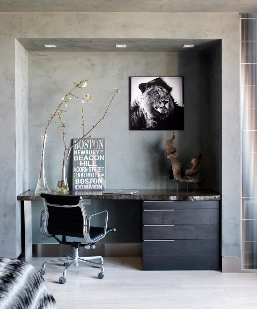 На фото: рабочее место в современном стиле с серыми стенами, светлым паркетным полом и встроенным рабочим столом без камина