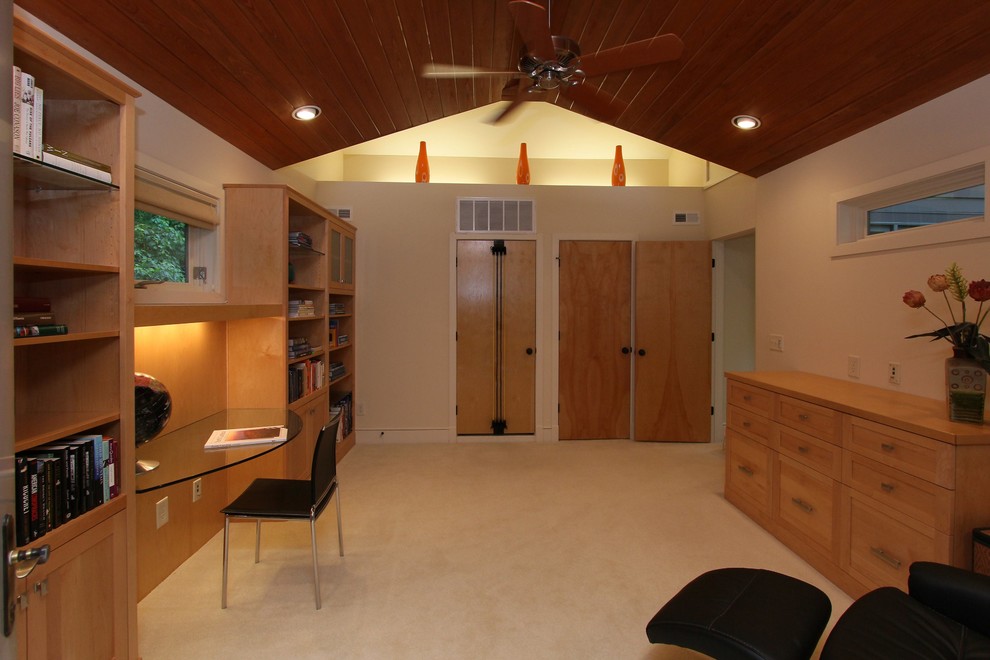 Идея дизайна: кабинет среднего размера в современном стиле с бежевыми стенами, ковровым покрытием, отдельно стоящим рабочим столом и коричневым полом без камина