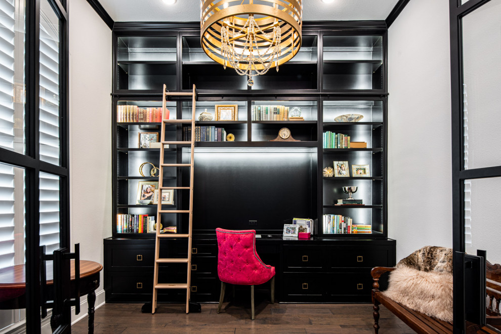 Inspiration för stora moderna hemmabibliotek, med vita väggar, mellanmörkt trägolv, ett inbyggt skrivbord och brunt golv