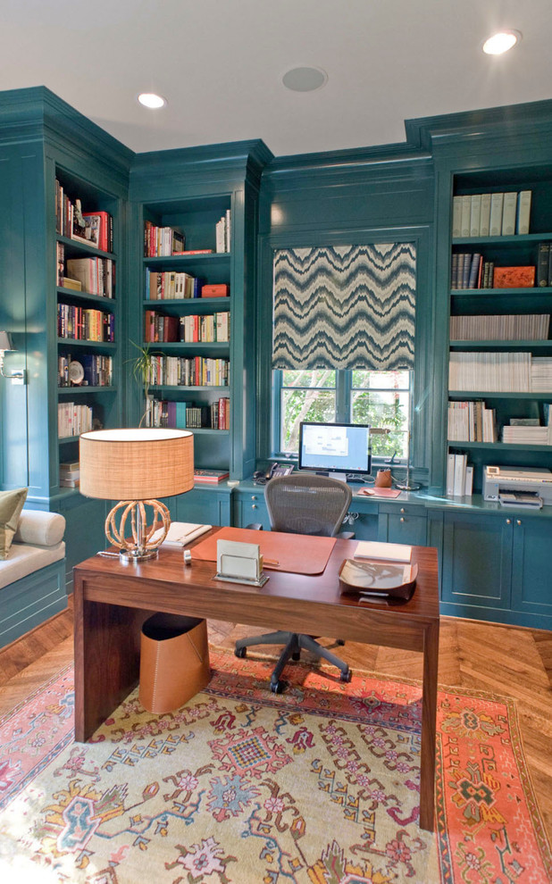 ダラスにある小さなコンテンポラリースタイルのおしゃれな書斎 (造り付け机、青い壁、無垢フローリング、暖炉なし、茶色い床) の写真