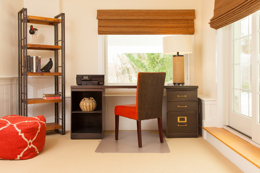 Imagen de despacho costero de tamaño medio con paredes beige, moqueta y escritorio independiente