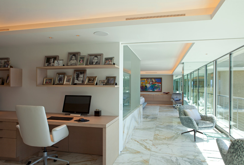Mittelgroßes Modernes Arbeitszimmer mit weißer Wandfarbe, Marmorboden, Einbau-Schreibtisch und weißem Boden in San Diego