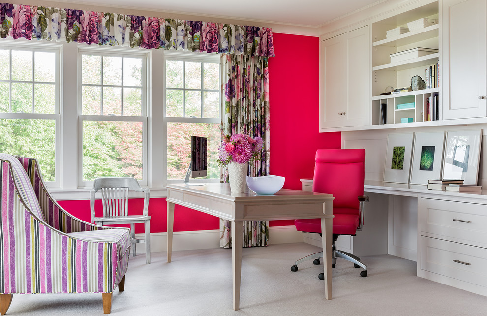 На фото: кабинет в стиле неоклассика (современная классика) с розовыми стенами, ковровым покрытием и отдельно стоящим рабочим столом без камина с