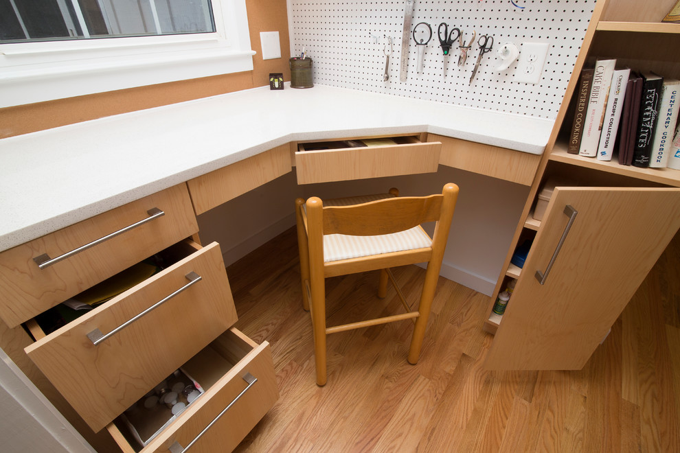 Идея дизайна: маленький кабинет в современном стиле с местом для рукоделия, белыми стенами, паркетным полом среднего тона, встроенным рабочим столом и оранжевым полом для на участке и в саду