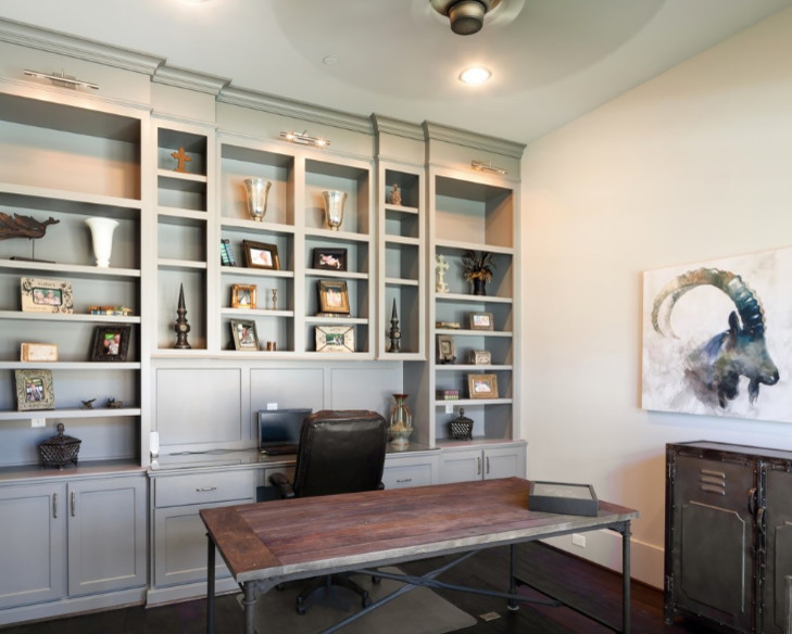 Ejemplo de despacho contemporáneo grande con paredes grises, suelo de madera oscura, escritorio empotrado y suelo marrón
