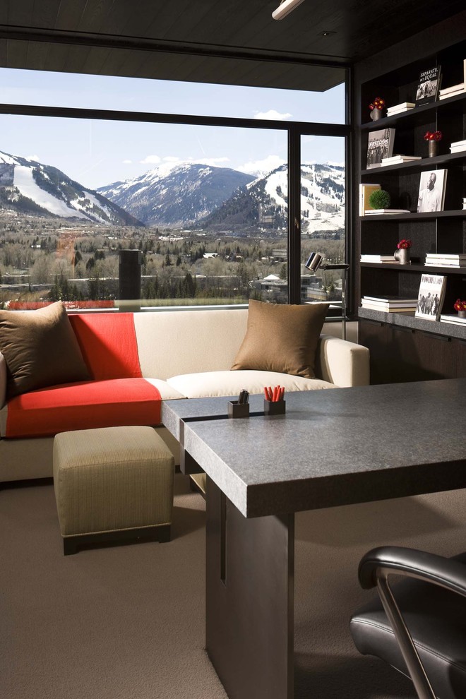 Mittelgroßes Modernes Arbeitszimmer mit Teppichboden, brauner Wandfarbe und Einbau-Schreibtisch in Denver
