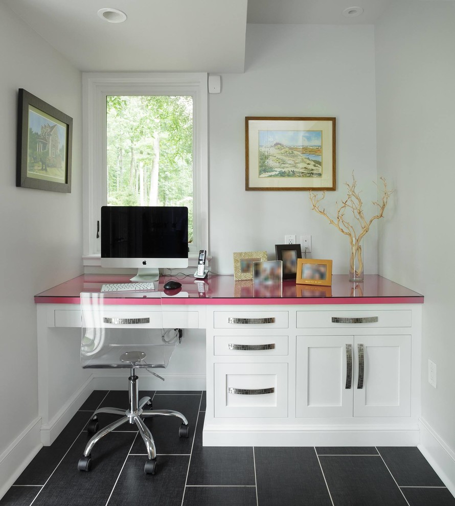 Пример оригинального дизайна: маленький кабинет в современном стиле с белыми стенами, полом из винила, встроенным рабочим столом и черным полом без камина для на участке и в саду