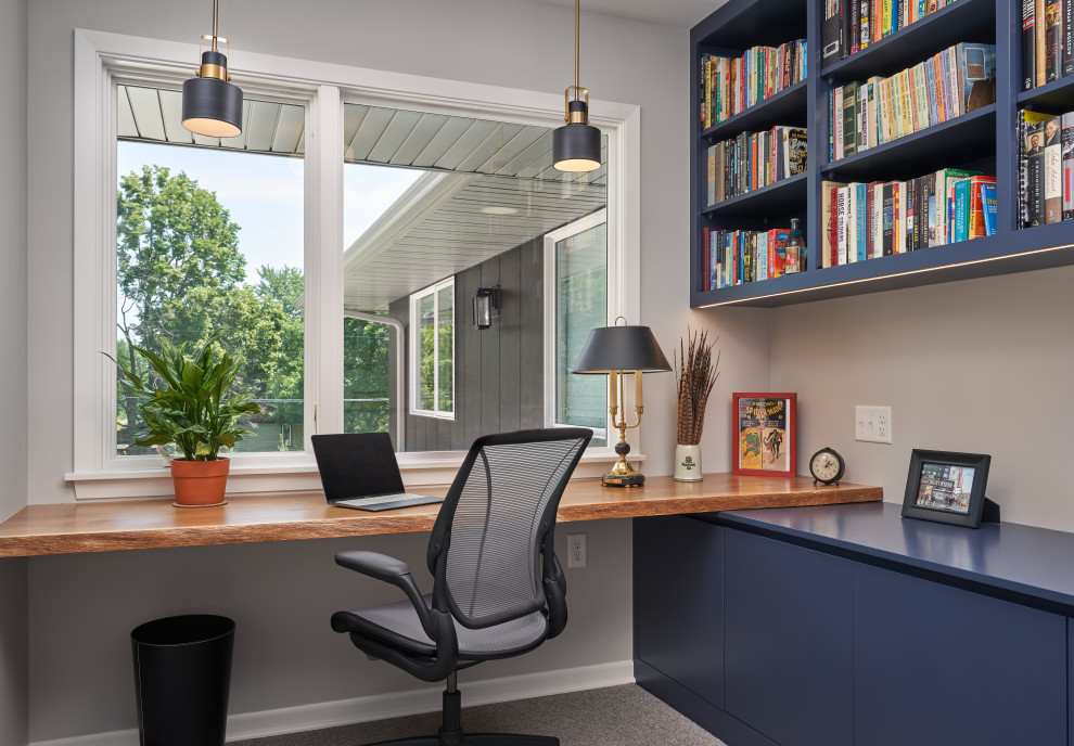 Ejemplo de despacho contemporáneo con paredes grises, moqueta, escritorio empotrado y suelo gris