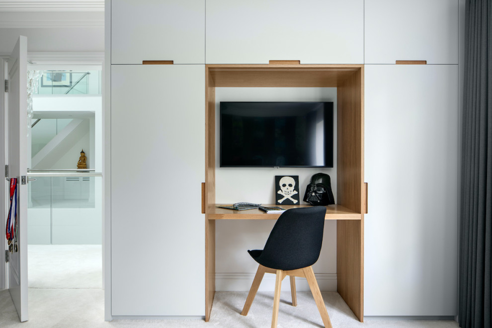 Aménagement d'un petit bureau contemporain avec un mur blanc, moquette, un bureau intégré et un sol gris.