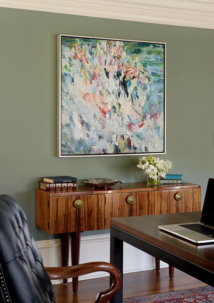 Ispirazione per un ampio ufficio chic con pareti verdi, parquet chiaro, camino classico e scrivania autoportante