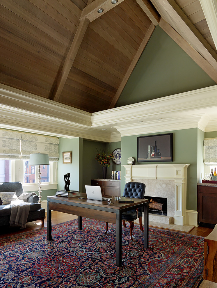 Idee per un ampio ufficio tradizionale con pareti verdi, parquet chiaro, camino classico e scrivania autoportante