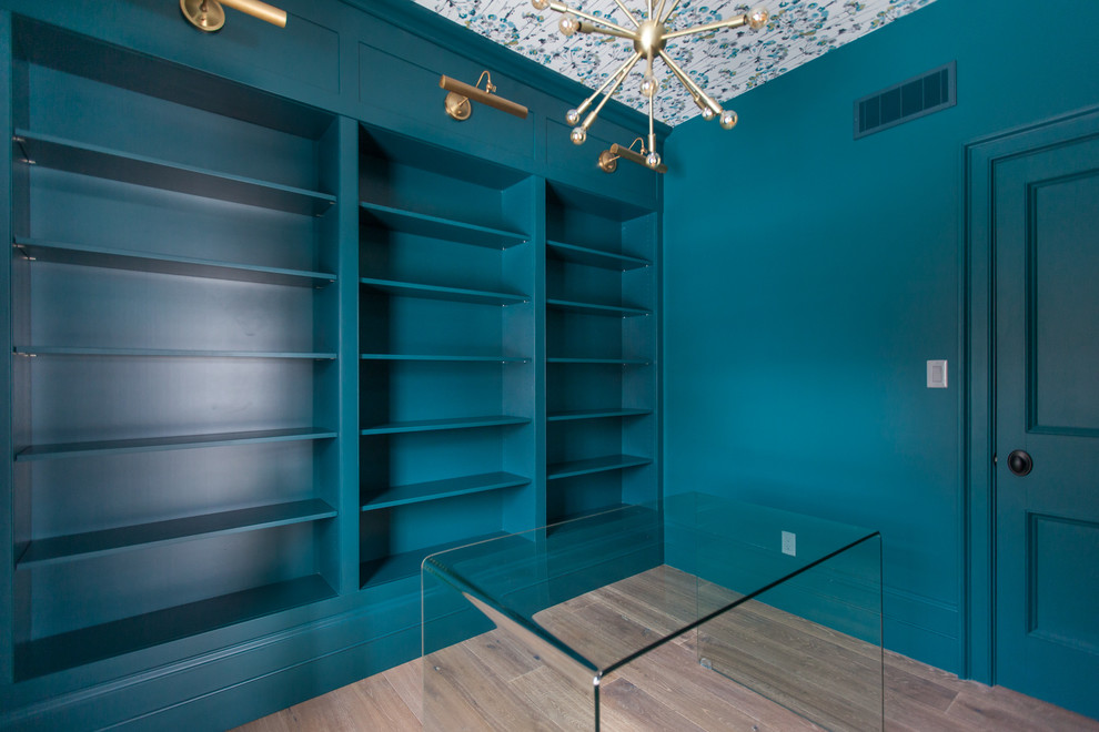 トロントにある高級な中くらいなコンテンポラリースタイルのおしゃれなホームオフィス・書斎 (無垢フローリング、青い壁、暖炉なし、自立型机、茶色い床) の写真