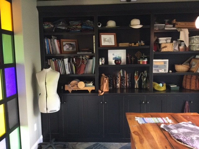 Cette photo montre un bureau nature de taille moyenne avec un mur blanc, un sol en ardoise, un bureau indépendant et un sol beige.