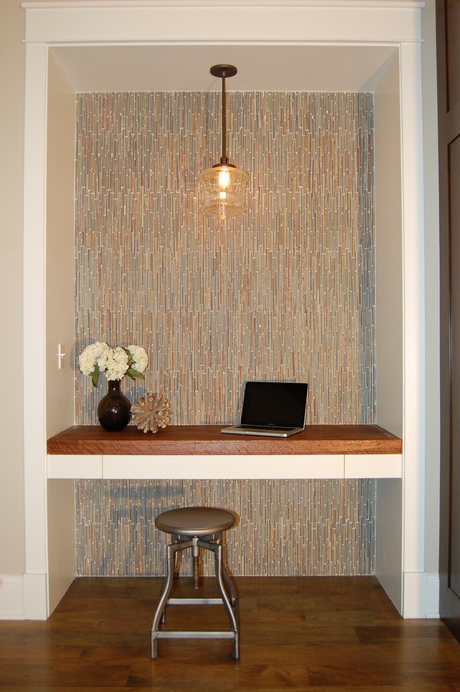 Cette image montre un petit bureau design avec un mur gris, parquet foncé et un bureau intégré.
