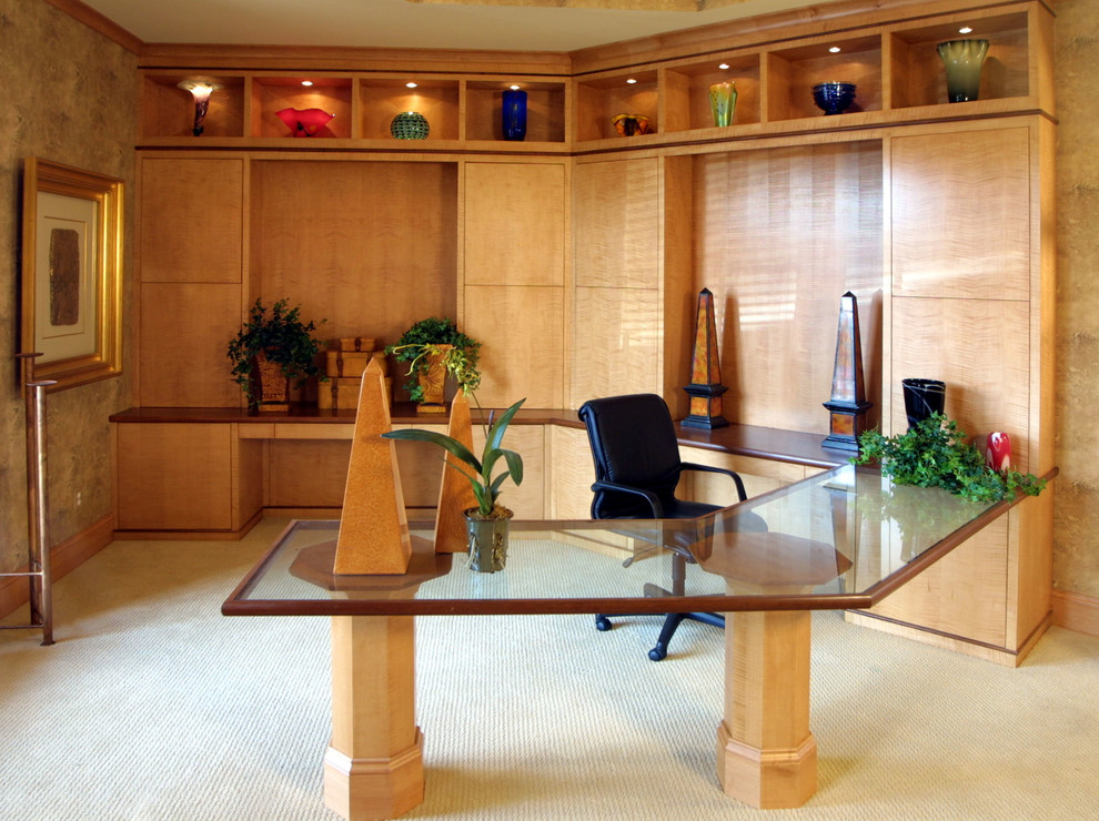Стильный дизайн: рабочее место в современном стиле с встроенным рабочим столом и ковровым покрытием - последний тренд