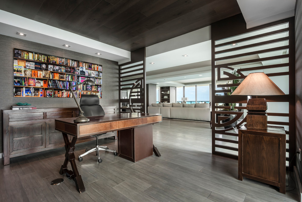 Modelo de despacho actual con paredes grises, escritorio independiente y suelo gris