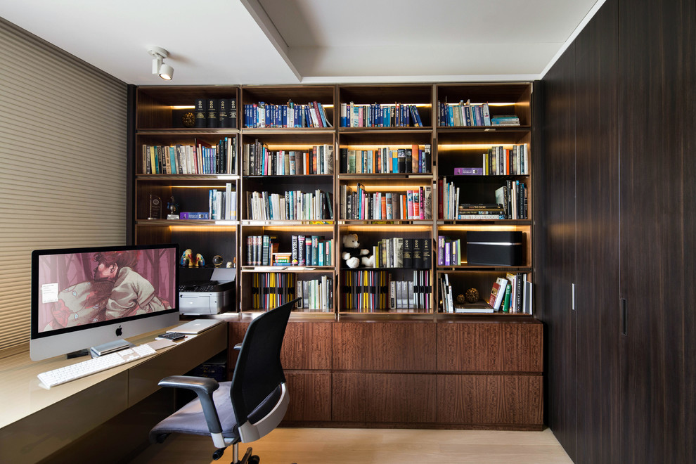 シンガポールにあるコンテンポラリースタイルのおしゃれな書斎 (ベージュの壁、淡色無垢フローリング、造り付け机) の写真