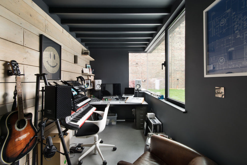 Idée de décoration pour un bureau design de type studio avec un mur multicolore, sol en béton ciré, un bureau indépendant et un sol gris.