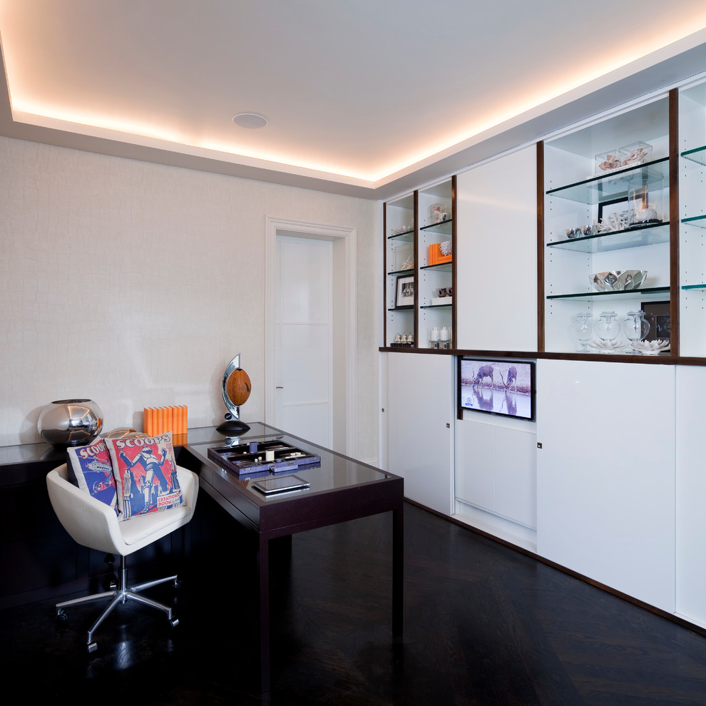 Modelo de despacho contemporáneo con paredes blancas, suelo de madera oscura y escritorio independiente
