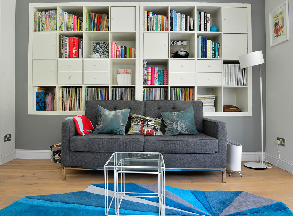 Inspiration för ett funkis arbetsrum, med grå väggar och ljust trägolv