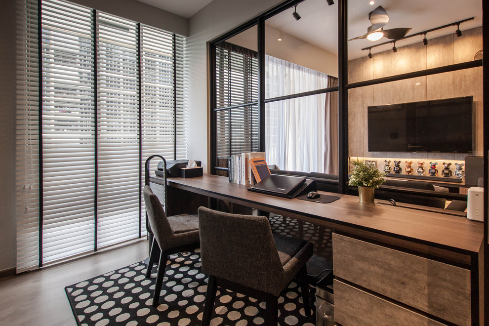 Источник вдохновения для домашнего уюта: кабинет в современном стиле с серыми стенами, паркетным полом среднего тона, отдельно стоящим рабочим столом и коричневым полом