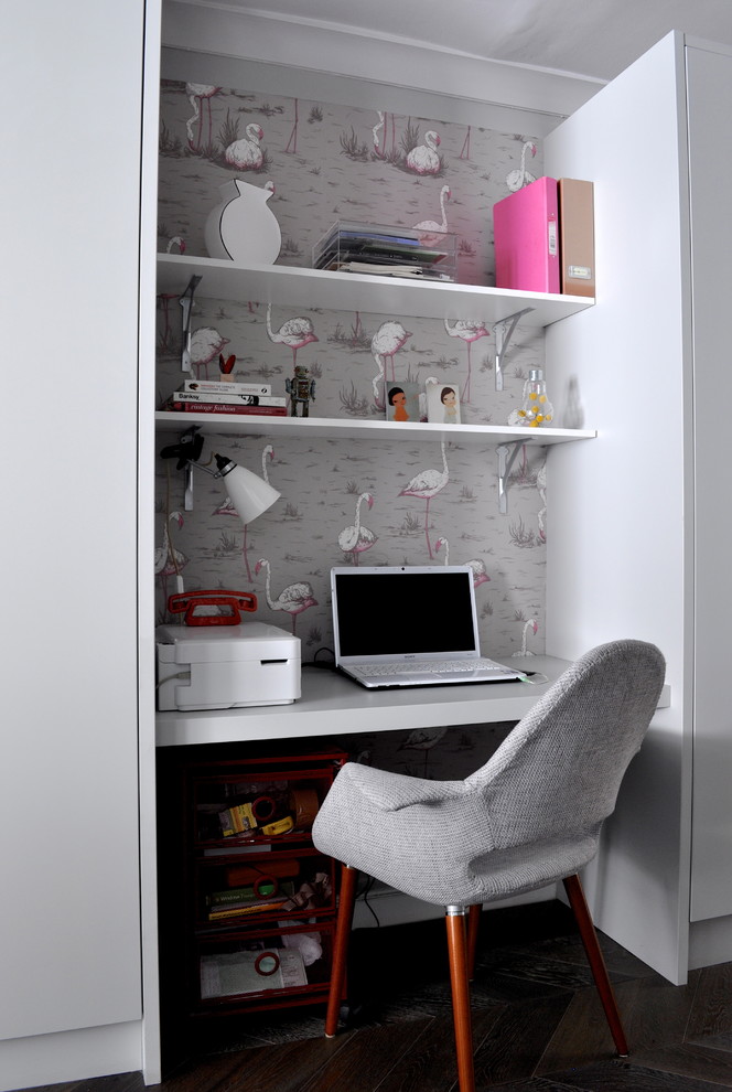 Идея дизайна: маленький кабинет в современном стиле с встроенным рабочим столом для на участке и в саду