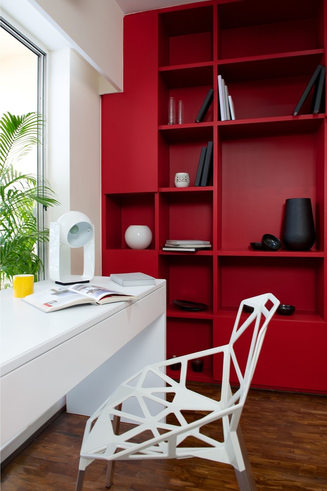Cette photo montre un bureau tendance avec un mur rouge, parquet foncé et un bureau indépendant.