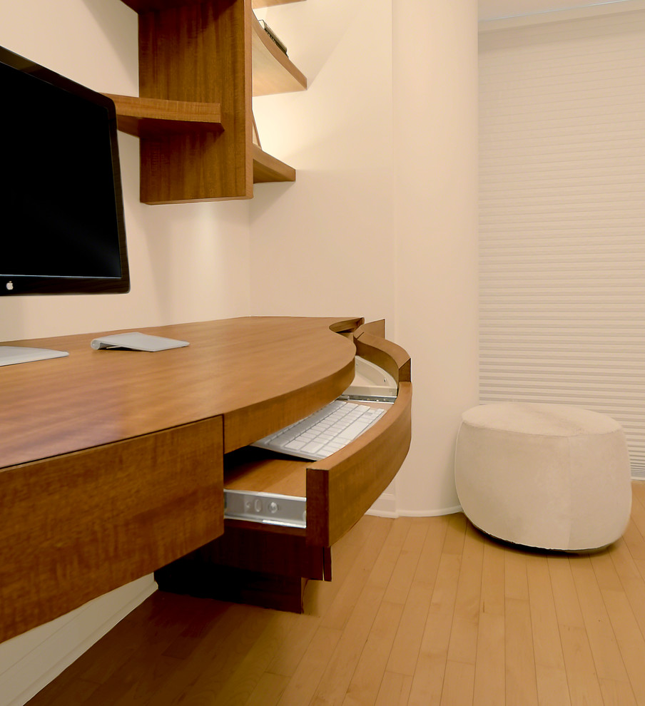 Immagine di uno studio minimal di medie dimensioni con pareti beige, pavimento in legno massello medio, scrivania incassata e pavimento beige