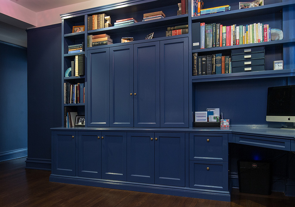 Idee per un ufficio minimal di medie dimensioni con pareti blu, parquet scuro, nessun camino e scrivania incassata