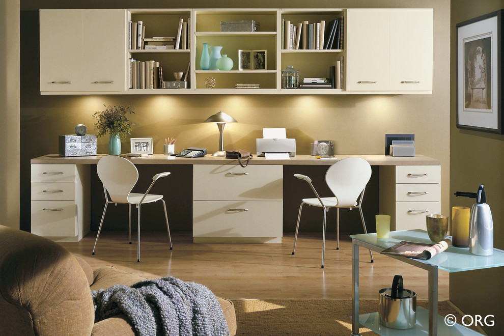 Idee per un grande ufficio design con pareti beige, parquet chiaro e scrivania incassata