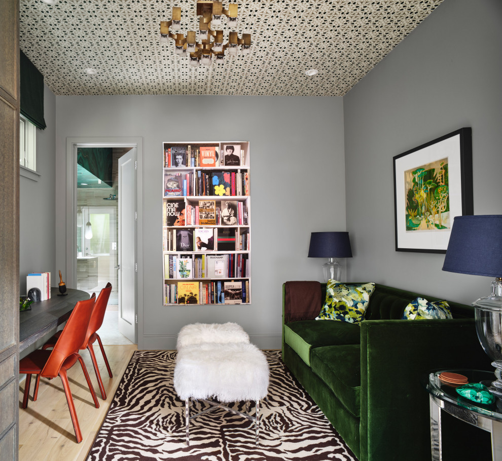 Idées déco pour un bureau contemporain avec un mur gris, parquet clair, un bureau intégré et un sol beige.