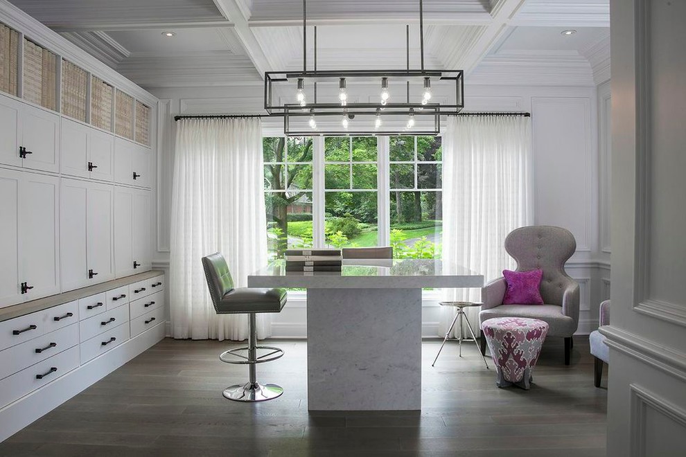 Idéer för ett modernt arbetsrum, med vita väggar, mörkt trägolv och ett fristående skrivbord