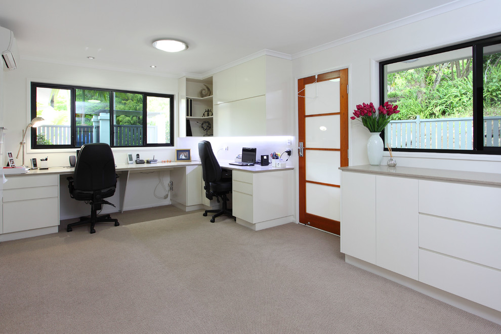 Idéer för att renovera ett funkis arbetsrum, med vita väggar, heltäckningsmatta och ett inbyggt skrivbord