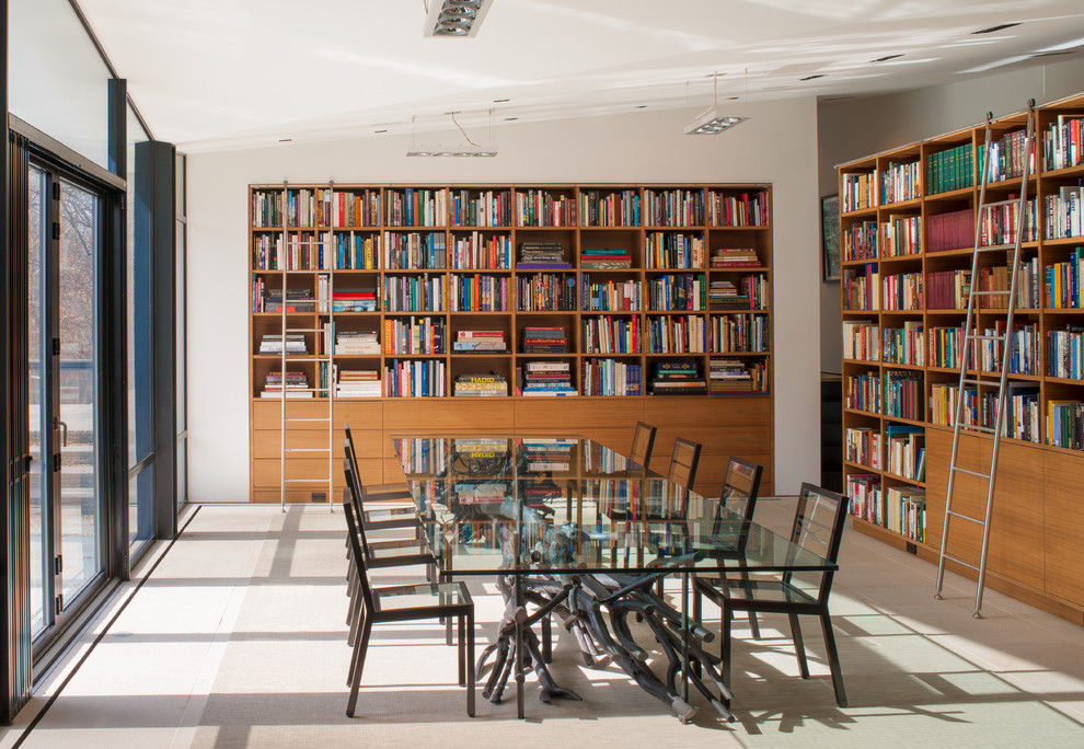 Immagine di uno studio minimal con libreria, pareti bianche e pavimento bianco