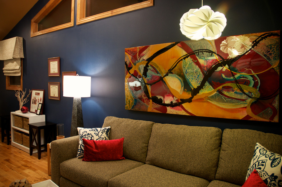 Exemple d'un grand bureau tendance de type studio avec un mur bleu, un sol en bois brun, aucune cheminée et un bureau indépendant.