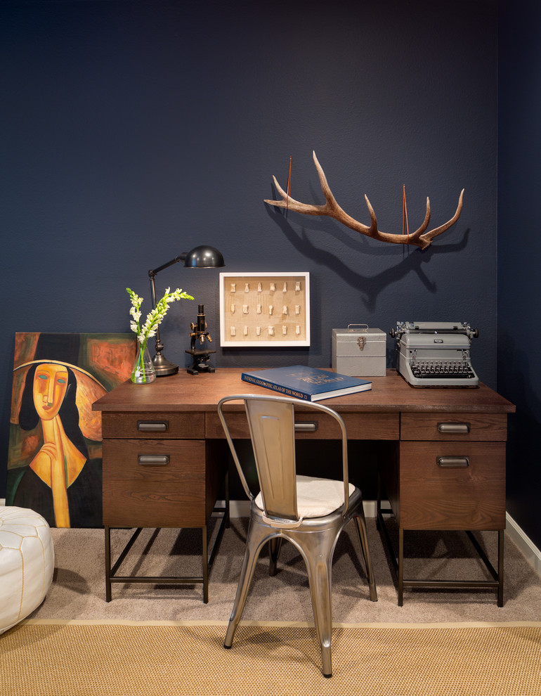 Modernes Arbeitszimmer mit Teppichboden, freistehendem Schreibtisch und blauer Wandfarbe in Portland