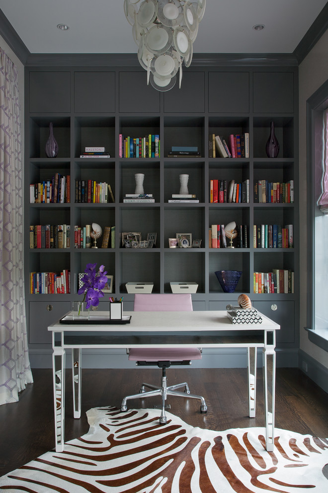 シカゴにあるコンテンポラリースタイルのおしゃれなホームオフィス・書斎 (グレーの壁、濃色無垢フローリング、自立型机) の写真
