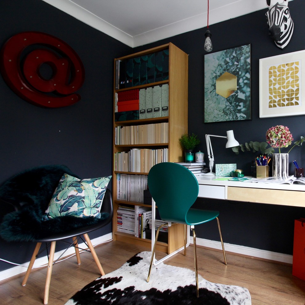 Idée de décoration pour un bureau bohème de taille moyenne avec un mur noir, sol en stratifié et un bureau indépendant.
