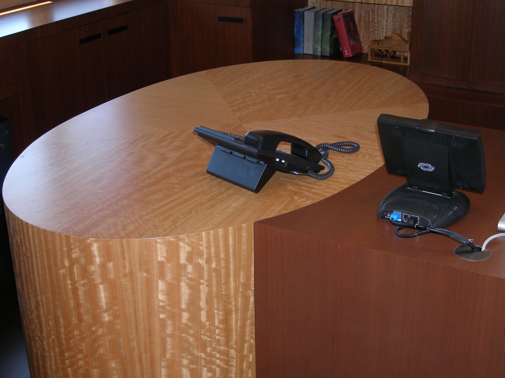 Idee per un grande ufficio design con pareti beige, parquet scuro e scrivania incassata