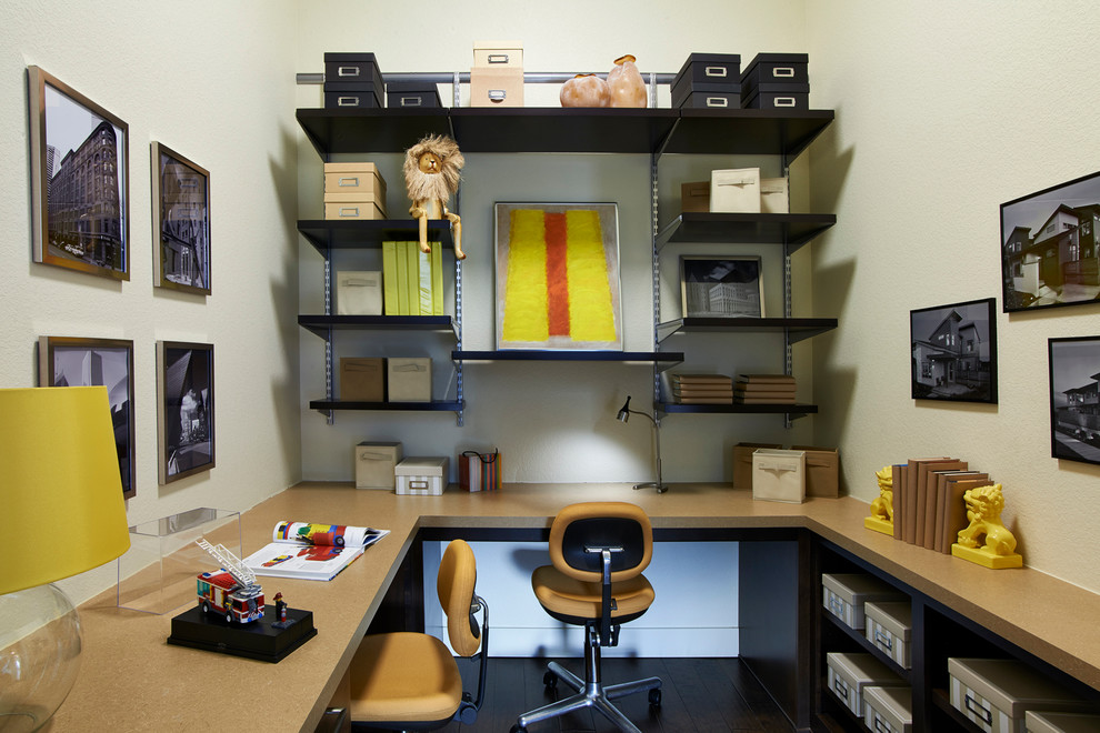 Mittelgroßes Modernes Arbeitszimmer mit grauer Wandfarbe, dunklem Holzboden und Einbau-Schreibtisch in Denver