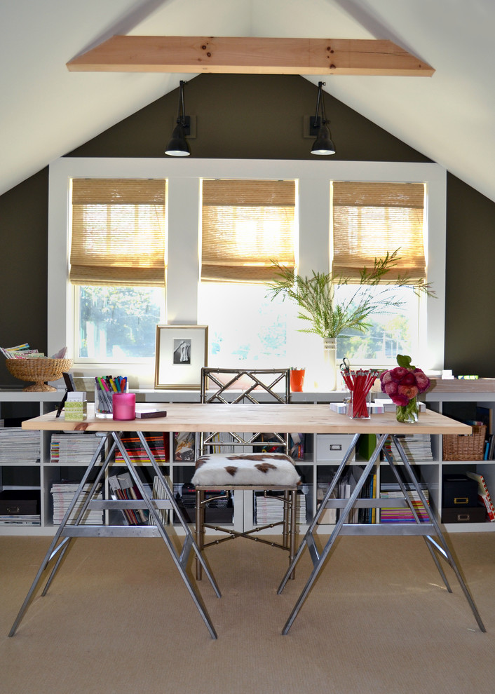 Свежая идея для дизайна: кабинет в современном стиле с зелеными стенами, ковровым покрытием и отдельно стоящим рабочим столом - отличное фото интерьера