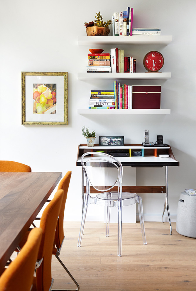 Ejemplo de despacho contemporáneo pequeño con paredes blancas, suelo de madera clara y escritorio independiente
