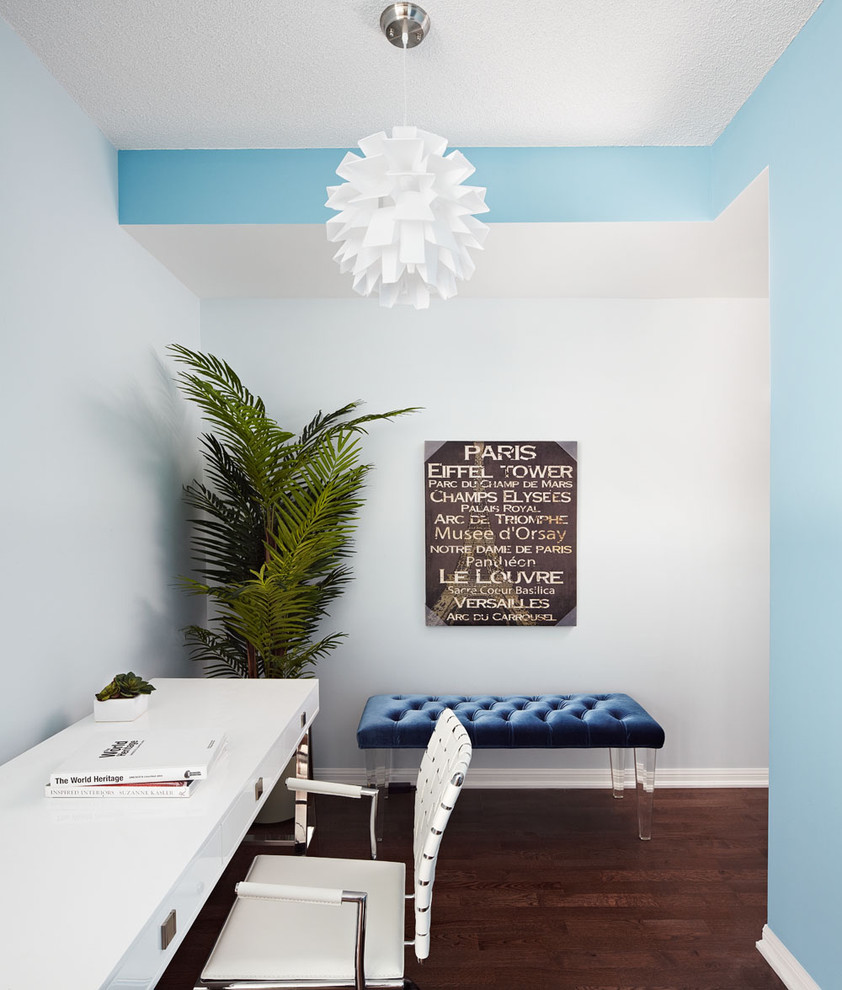 ダラスにあるコンテンポラリースタイルのおしゃれなホームオフィス・書斎 (青い壁、濃色無垢フローリング、自立型机) の写真