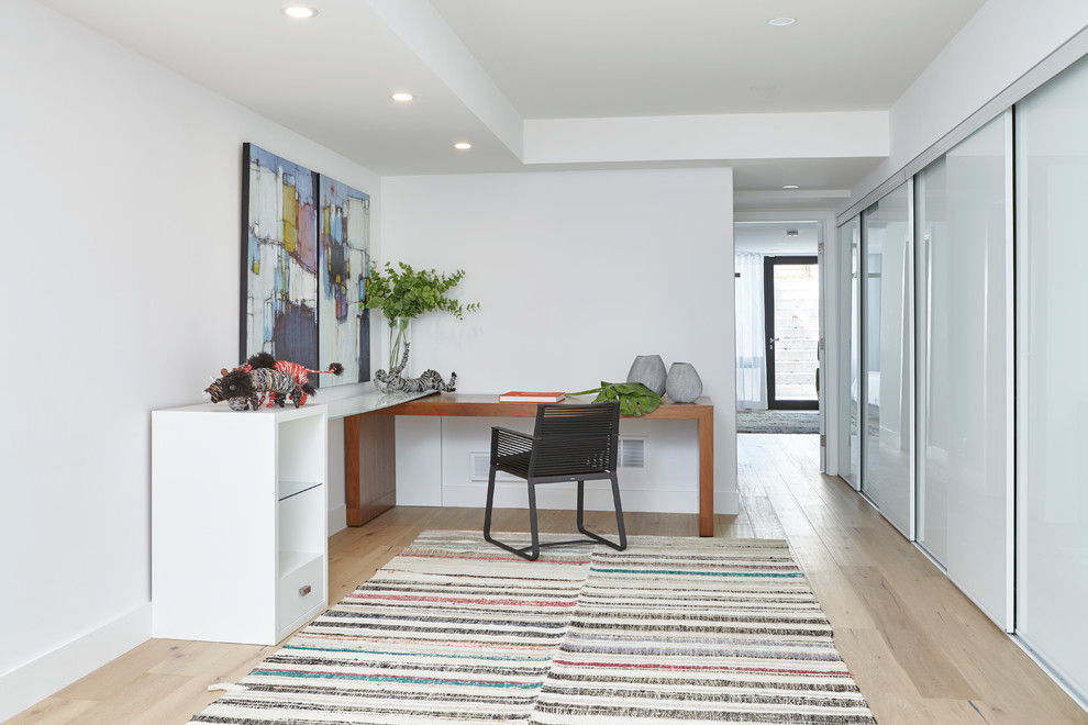 Идея дизайна: кабинет в современном стиле с белыми стенами, светлым паркетным полом, отдельно стоящим рабочим столом и бежевым полом