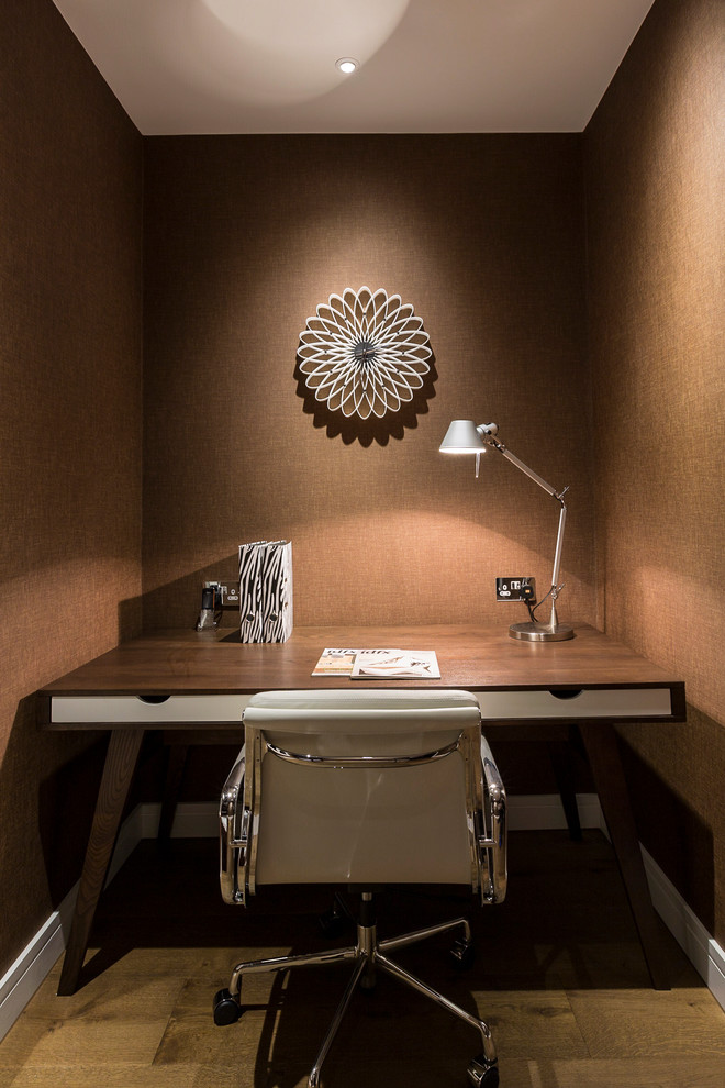Идея дизайна: маленькое рабочее место в современном стиле с коричневыми стенами и встроенным рабочим столом для на участке и в саду