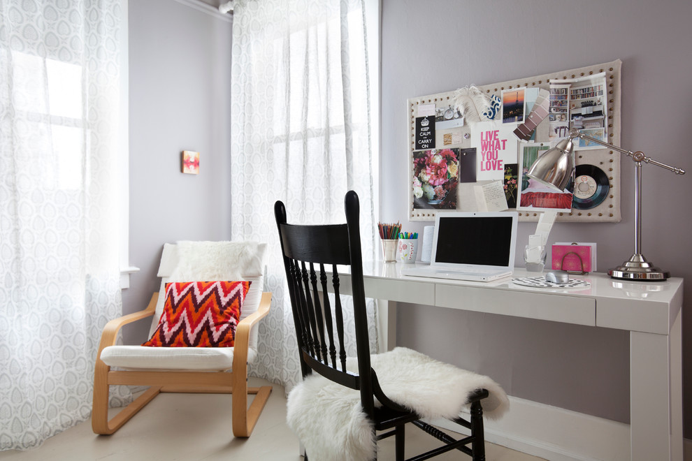 Свежая идея для дизайна: кабинет в современном стиле с серыми стенами и отдельно стоящим рабочим столом - отличное фото интерьера