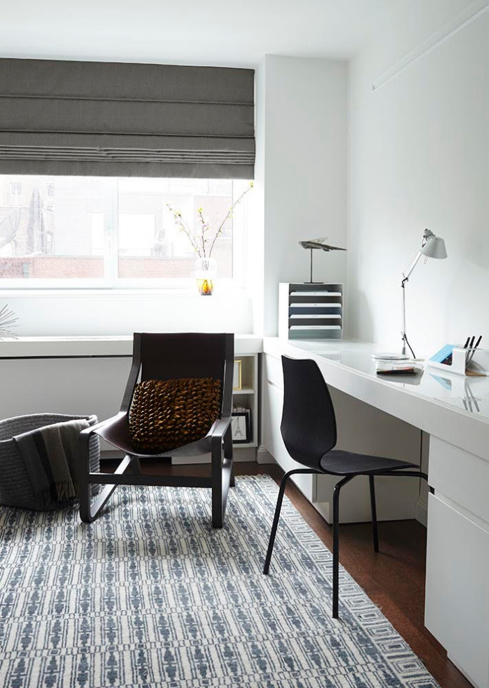 Idee per un ufficio minimal con pareti bianche, parquet scuro, nessun camino e scrivania incassata