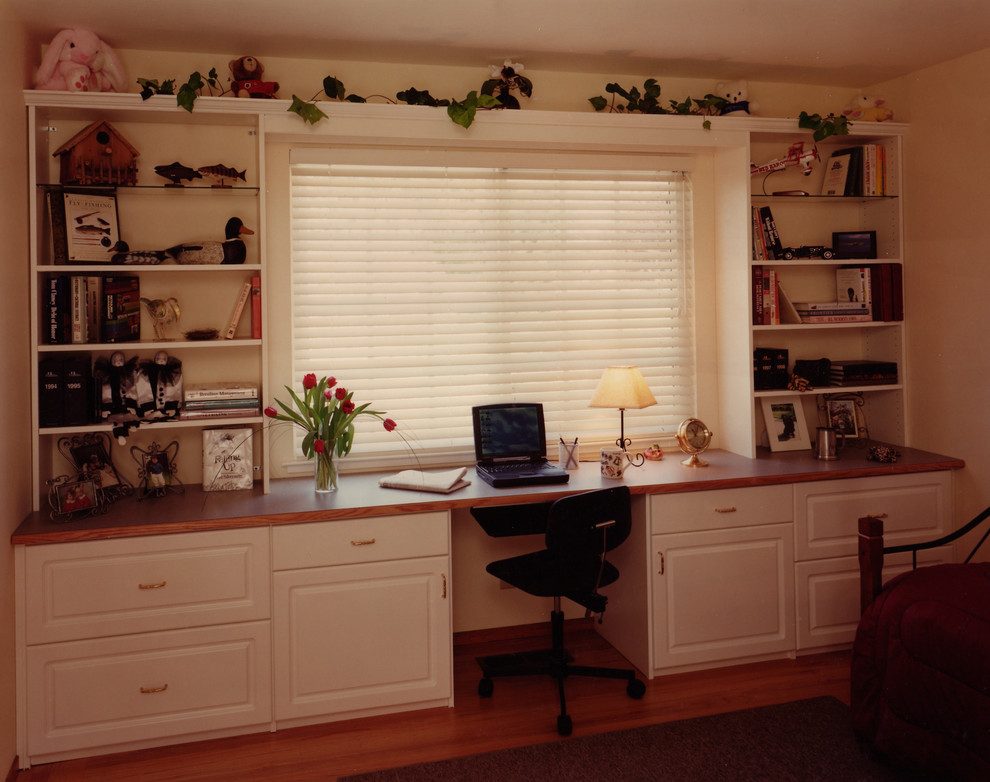 На фото: кабинет в современном стиле